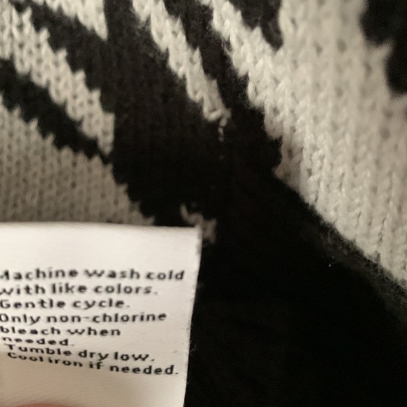 🚨SOLD ELSEWHERE!🚨Men’s Bold Houndstooth Turtleneck Sweater with Drop Sleeve - Picture 5 of 5